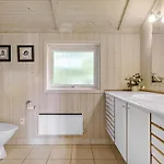 2 Bedroom Gorgeous In Casa de Férias